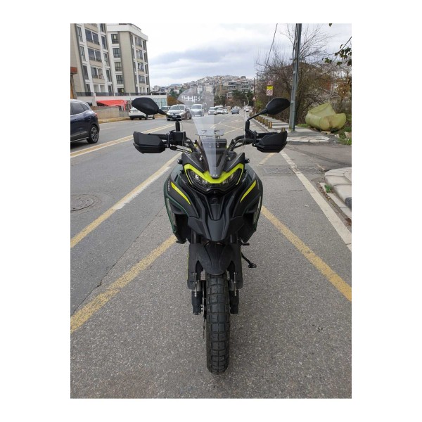 Benelli TRK 702 X Siperlik Ön Cam 2025 Model 51cm Şeffaf Renkli 4mm 2. TASARIM Benelli TRK 702 X Siperlik Ön Cam 2025 Model 51cm Şeffaf Renkli 4mm 2. TASARIM