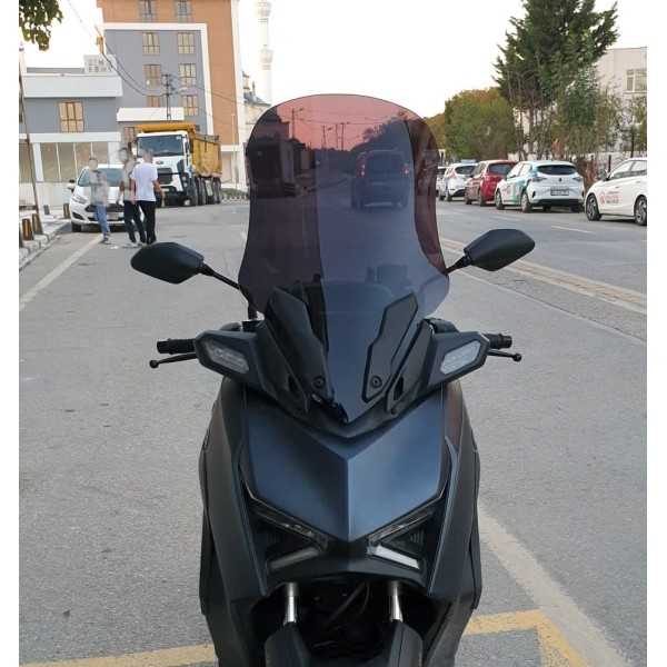 Yamaha Xmax 250 Siperlik Ön Cam 2023 2025 Model 65cm Siyah Renkli 4mm ORTA BOYLU CAM