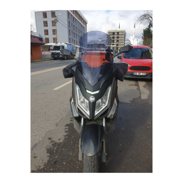 Yuki T9 strom 125 Ön Cam 2021 2025 Model 62cm Füme Renkli 4mm Yuki T9 strom 125 Ön Cam 2021 2025 Model 62cm Füme Renkli 4mm