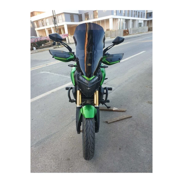 Bajaj Dominar 400 Siperlik Ön Cam 2017 2025 Model 58Cm Siyah Renkli 4Mm Orta Boylu Cam Bajaj Dominar 400 Siperlik Ön Cam 2017 2025 Model 58Cm Siyah Renkli 4Mm Orta Boylu Cam