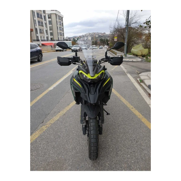 Benelli Trk 702 X Siperlik Ön Cam 2025 Model 51Cm Şeffaf Renkli 4Mm 2. Tasarim