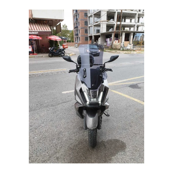 Kymco Skytown 125 Siperlik Ön Cam 2023 2025 Model 72Cm Füme Renkli 4Mm Uzun Cam Kymco Skytown 125 Siperlik Ön Cam 2023 2025 Model 72Cm Füme Renkli 4Mm Uzun Cam