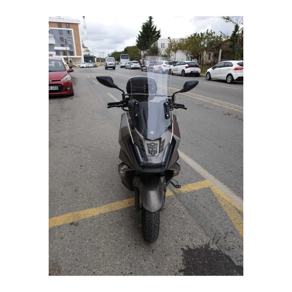 Kymco Skytown 125 Siperlik Ön Cam 2023 2025 Model 72Cm Şeffaf Renkli 4Mm Uzun Cam Kymco Skytown 125 Siperlik Ön Cam 2023 2025 Model 72Cm Şeffaf Renkli 4Mm Uzun Cam