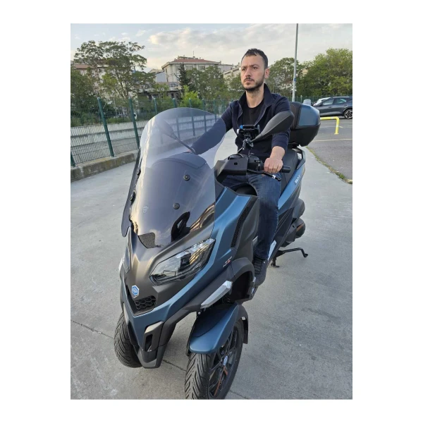 Piaggio Mp3 530 Siperlik Ön Cam 2023 2025 Model 60Cm Füme Renkli 4Mm Orta Boylu Piaggio Mp3 530 Siperlik Ön Cam 2023 2025 Model 60Cm Füme Renkli 4Mm Orta Boylu
