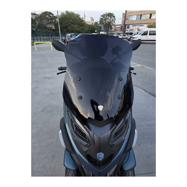Piaggio Mp3 530 Siperlik Ön Cam 2023 2025 Model 60Cm Siyah Renkli 4Mm Orta Boylu Piaggio Mp3 530 Siperlik Ön Cam 2023 2025 Model 60Cm Siyah Renkli 4Mm Orta Boylu