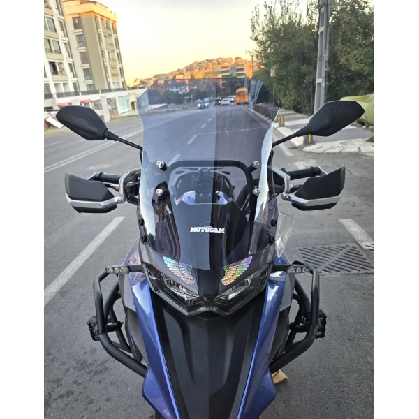 Qj Srt 550 Siperlik Ön Cam 2022 2025 Model 54Cm Füme Renkli 4Mm Qj Srt 550 Siperlik Ön Cam 2022 2025 Model 54Cm Füme Renkli 4Mm